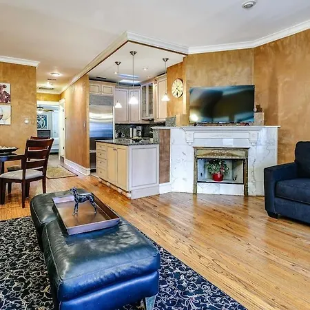 Old-world Classic Building Downtown Apartment Chicago