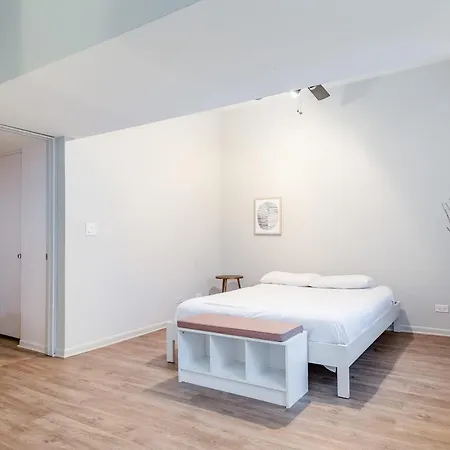 Beautifully Remodeled Flat Downtown # 2n *