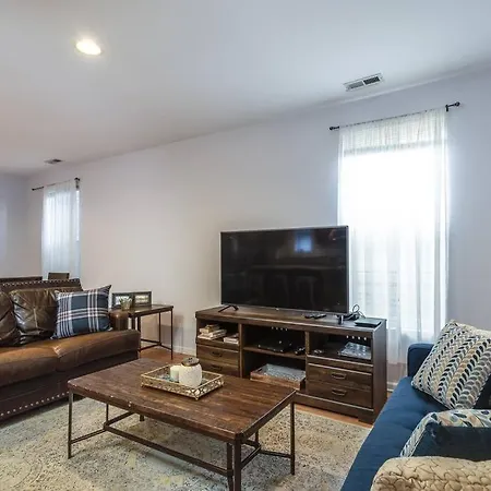 Holiday home Entire Building-walk To Lincoln Park Or The Chicago