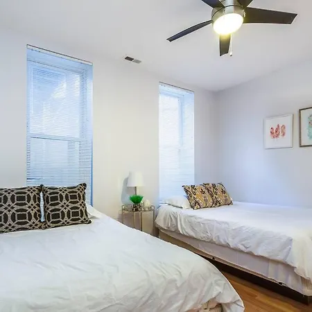 Holiday home Entire Building-walk To Lincoln Park Or The