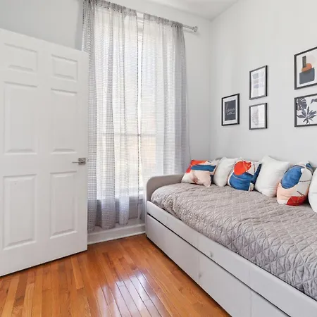 Comfortable In The Heart Of Bronzeville Apartment