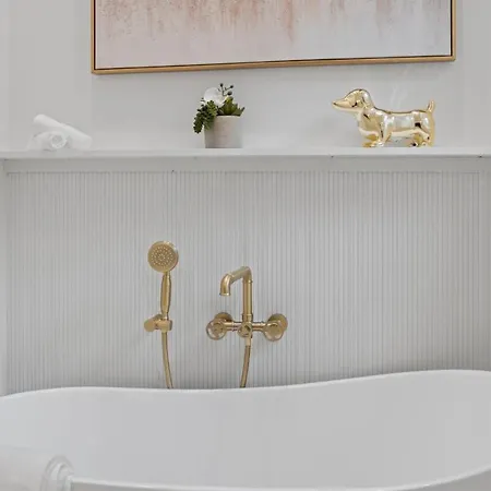Chic 4-bedroom Haven: Designer's Dream Chicago