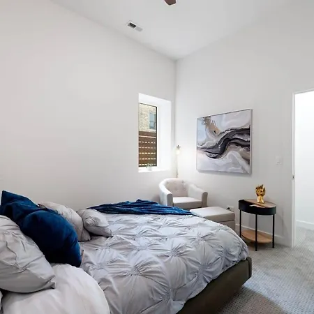 Chic 4-bedroom Haven: Designer's Dream