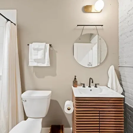 Holiday home Chic 4-bedroom Haven: Designer's Dream