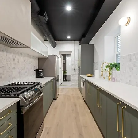 Chic 4-bedroom Haven: Designer's Dream Holiday home