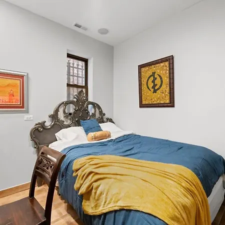 Zen Oasis Of Elegance: Expansive Executive Holiday home Chicago