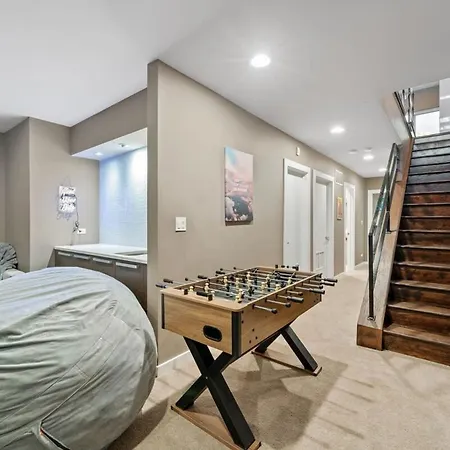 Amazing 4br 4ba Oasis W Rooftop & Stunning Design