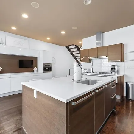 Amazing 4br 4ba Oasis W Rooftop & Stunning Design