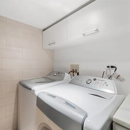 Holiday home 5br 5ba Architectural Estate-theatre Gym Rooftop *