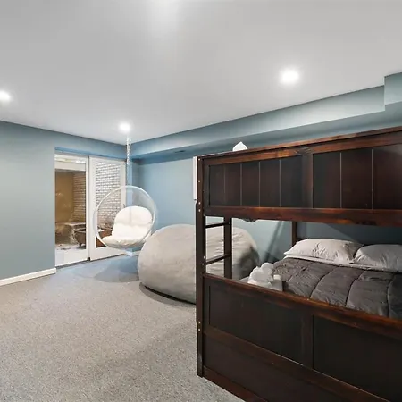 Holiday home 5br 5ba Architectural Estate-theatre Gym Rooftop