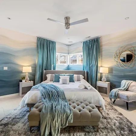 Holiday home 5br 5ba Architectural Estate-theatre Gym Rooftop *