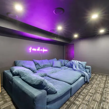 5br 5ba Architectural Estate-theatre Gym Rooftop Holiday home Chicago