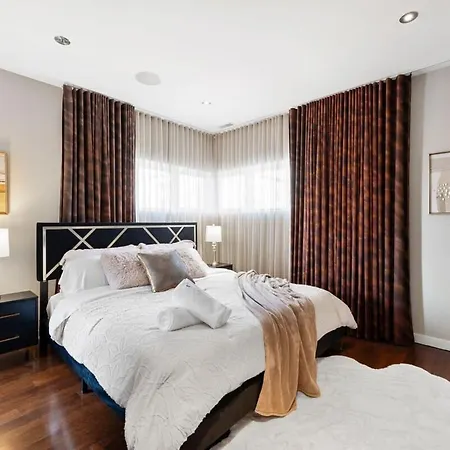 Holiday home 5br 5ba Architectural Estate-theatre Gym Rooftop
