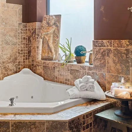 Zen Oasis Of Elegance: Expansive Executive *
