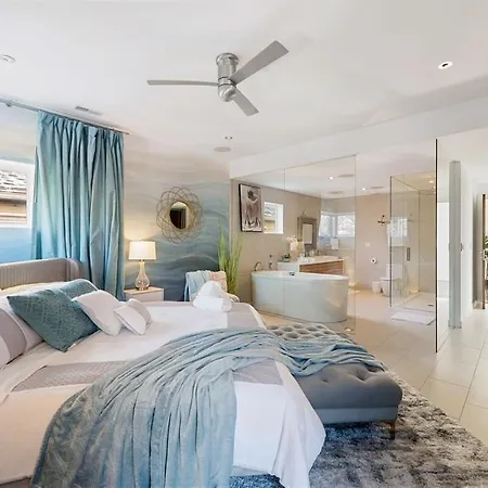Holiday home 5br 5ba Architectural Estate-theatre Gym Rooftop