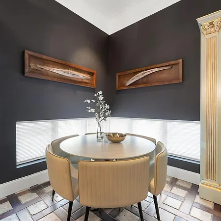 Holiday home 5br 5ba Architectural Estate-theatre Gym Rooftop Chicago
