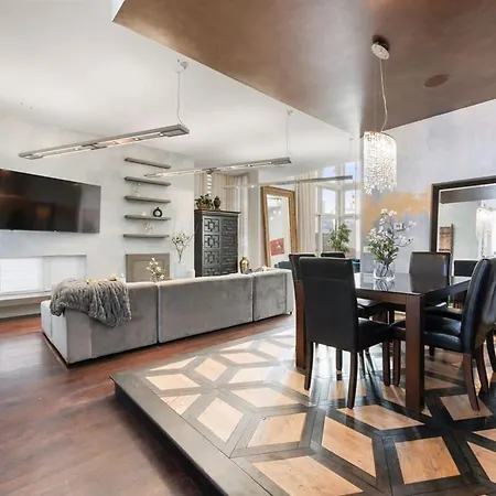 5br 5ba Architectural Estate-theatre Gym Rooftop Holiday home Chicago