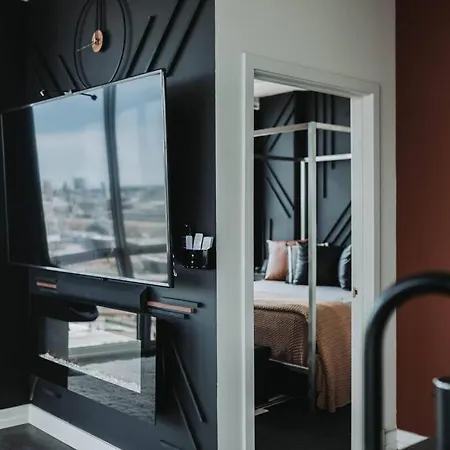 Stunning Panoramic Views & Free Parking Apartment