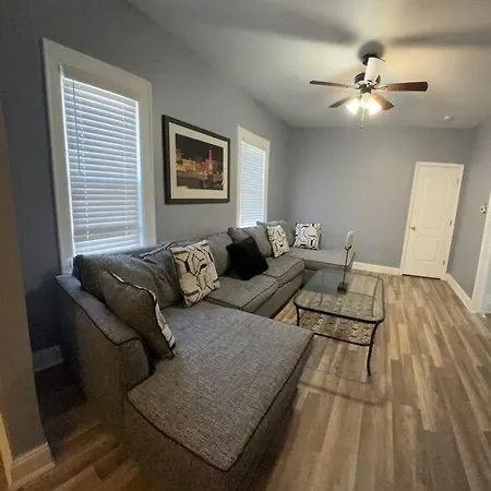 Urban Retreat 3 Bedroom Apt. Chicago