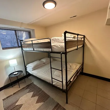 Spacious Lakeview Hideway With Parking! Chicago
