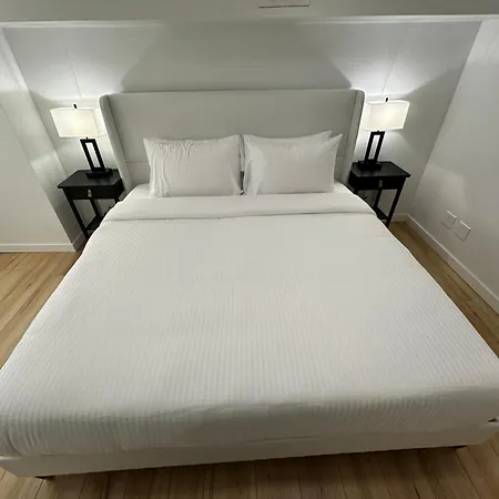 Luxe Spacious Sfh In Bucktown With Secure Parking *