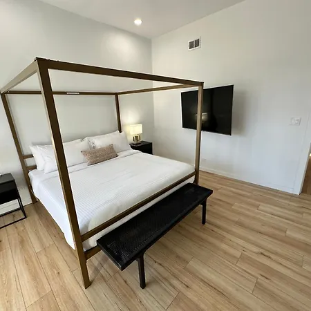 Luxe Spacious Sfh In Bucktown With Secure Parking