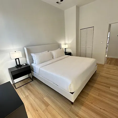 Luxe Spacious Sfh In Bucktown With Secure Parking