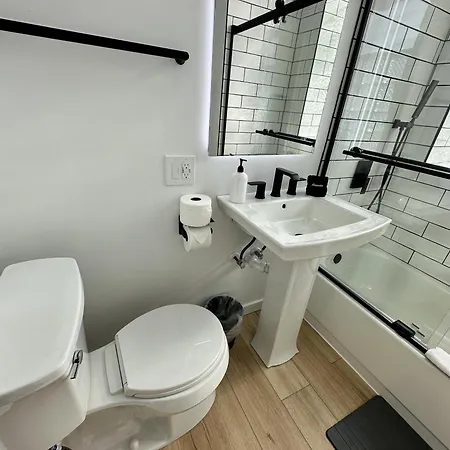 Holiday home Luxe Spacious Sfh In Bucktown With Secure Parking *