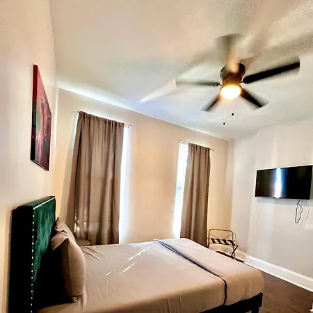 Apartment Luxury Th Is A 10-minute Drive To Dwtn, Perfect For City Access Rsv Now *