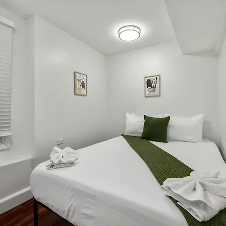Contemporary 3br Irving Park Gem Near Expressway Apartment
