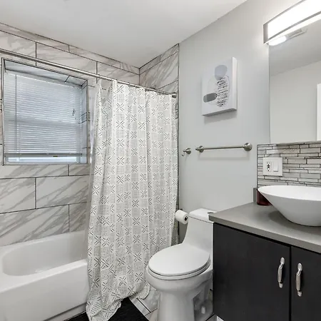 Apartment Contemporary 3br Irving Park Gem Near Expressway