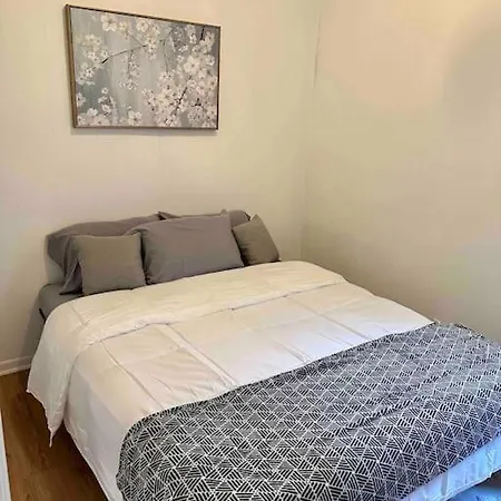 Comfy & Modern 3br Free Wifi Free Parking Apartment *