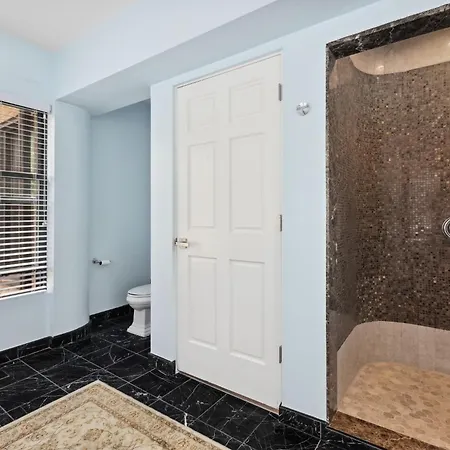 Apartment Wrigleyville Away From Home! 5 Mins From Downtown! Steps From Lake!! Cozy! *