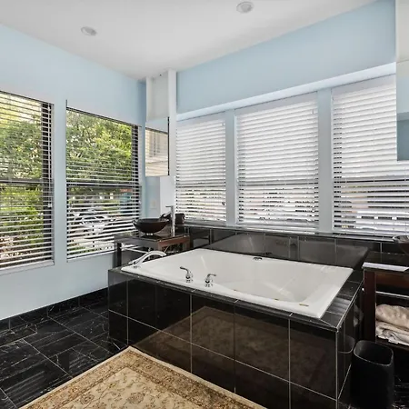 Wrigleyville Away From Home! 5 Mins From Downtown! Steps From Lake!! Cozy! Apartment *