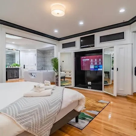 Spacious 4br Gold Coast Duplex With Jacuzzi In The Bedroom Apartment Chicago