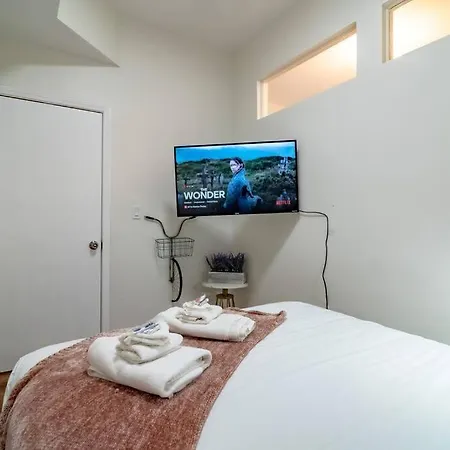 French Design Luxurious Downtown 3br Sleeps 8 Guests Apartment