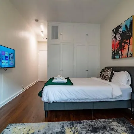 Beautiful Magnificent Mile Street That Sleeps 8 Guests Apartment