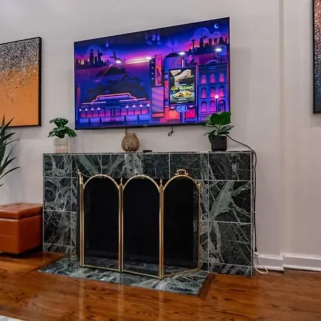Beautiful Magnificent Mile Street That Sleeps 8 Guests *