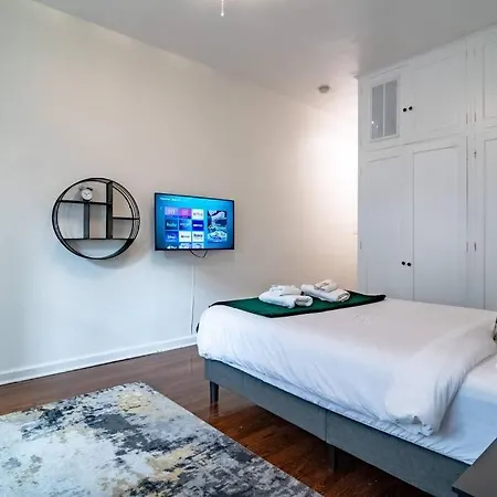 Beautiful Magnificent Mile Street That Sleeps 8 Guests *