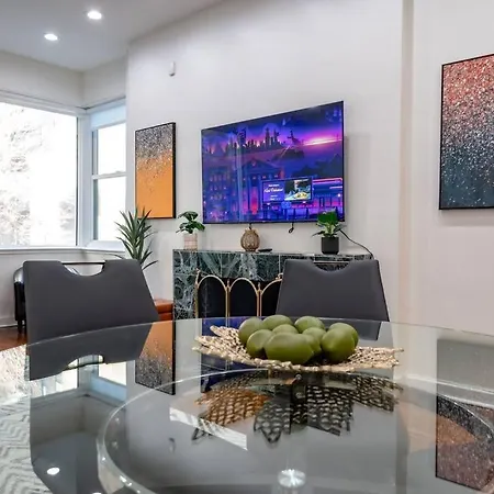 Beautiful Magnificent Mile Street That Sleeps 8 Guests