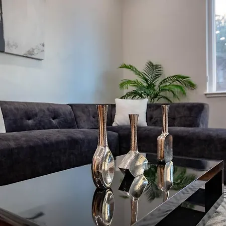 Beautiful Magnificent Mile Street That Sleeps 8 Guests *