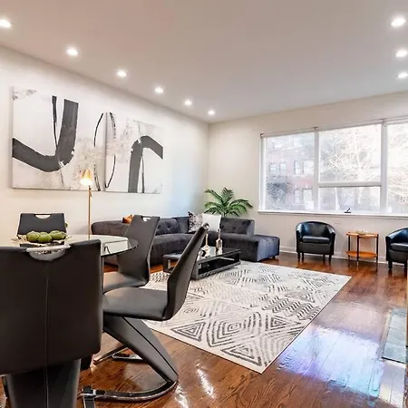 Beautiful Magnificent Mile Street That Sleeps 8 Guests Apartment *
