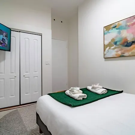 Beautiful Magnificent Mile Street That Sleeps 8 Guests Apartment