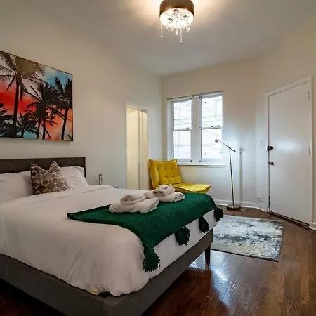 Beautiful Magnificent Mile Street That Sleeps 8 Guests Apartment *