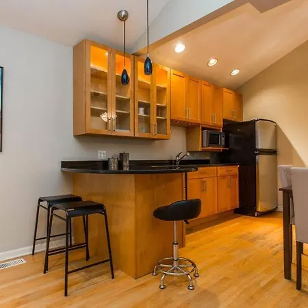 4 Bedroom In Location Parking Fireplace Back Yard Pets Welcome * Chicago