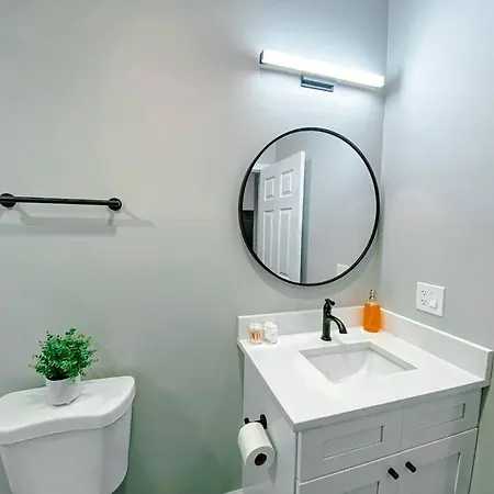 The Secret West Loop Oasis For Up To 4 Guests With In-unit Washer And Dryer Apartment