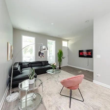 The Secret West Loop Oasis For Up To 4 Guests With In-unit Washer And Dryer Apartment Chicago
