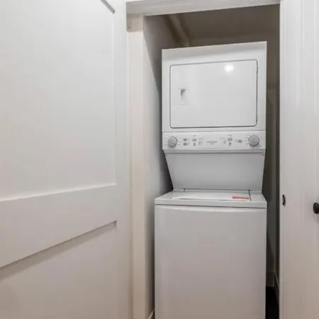Spacious & Modern 3 Bedroom Wi-fi Free Parking *