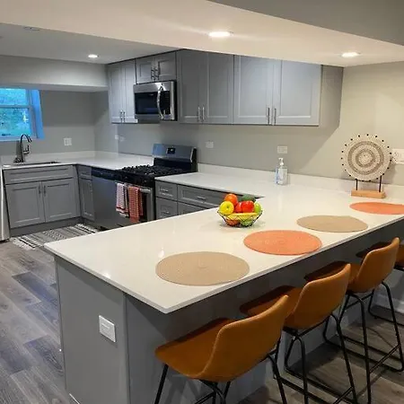 Spacious & Modern 3 Bedroom Wi-fi Free Parking Apartment