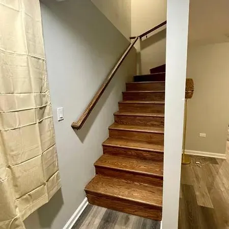 Spacious & Modern 3 Bedroom Wi-fi Free Parking Apartment
